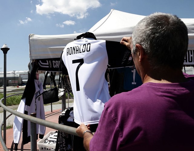 Áo đấu Juventus in tên Ronaldo bày bán rộng rãi ở Turin - Ảnh 1.