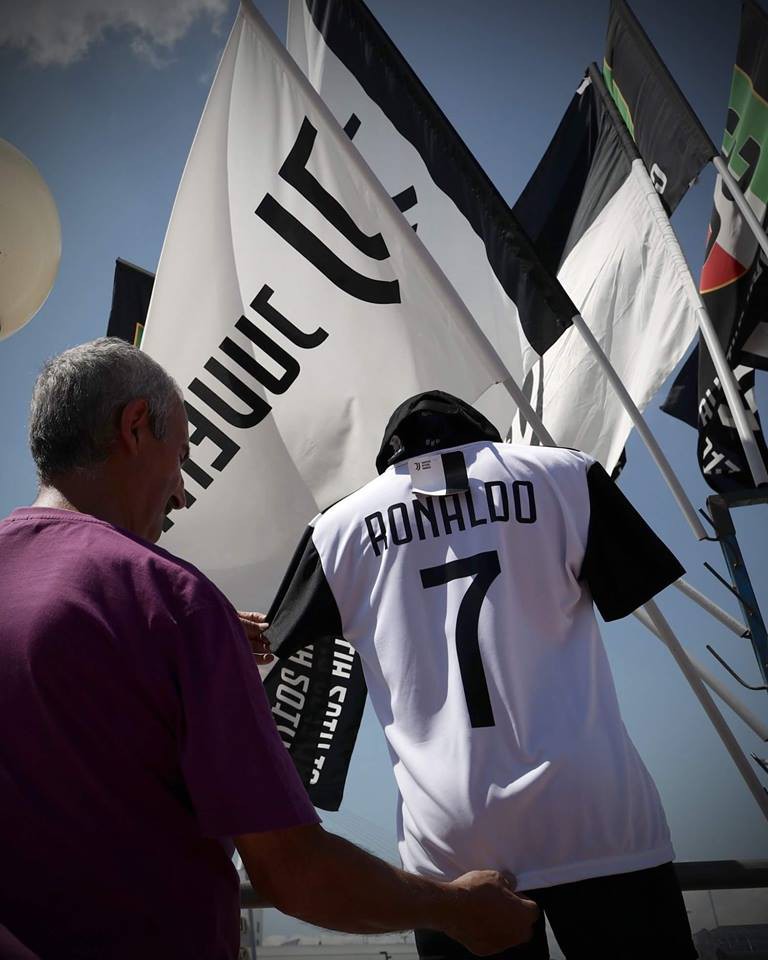 Áo đấu Juventus in tên Ronaldo bày bán rộng rãi ở Turin - Ảnh 2.