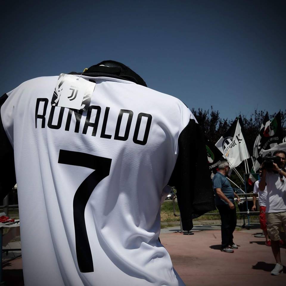 Áo đấu Juventus in tên Ronaldo bày bán rộng rãi ở Turin - Ảnh 3.