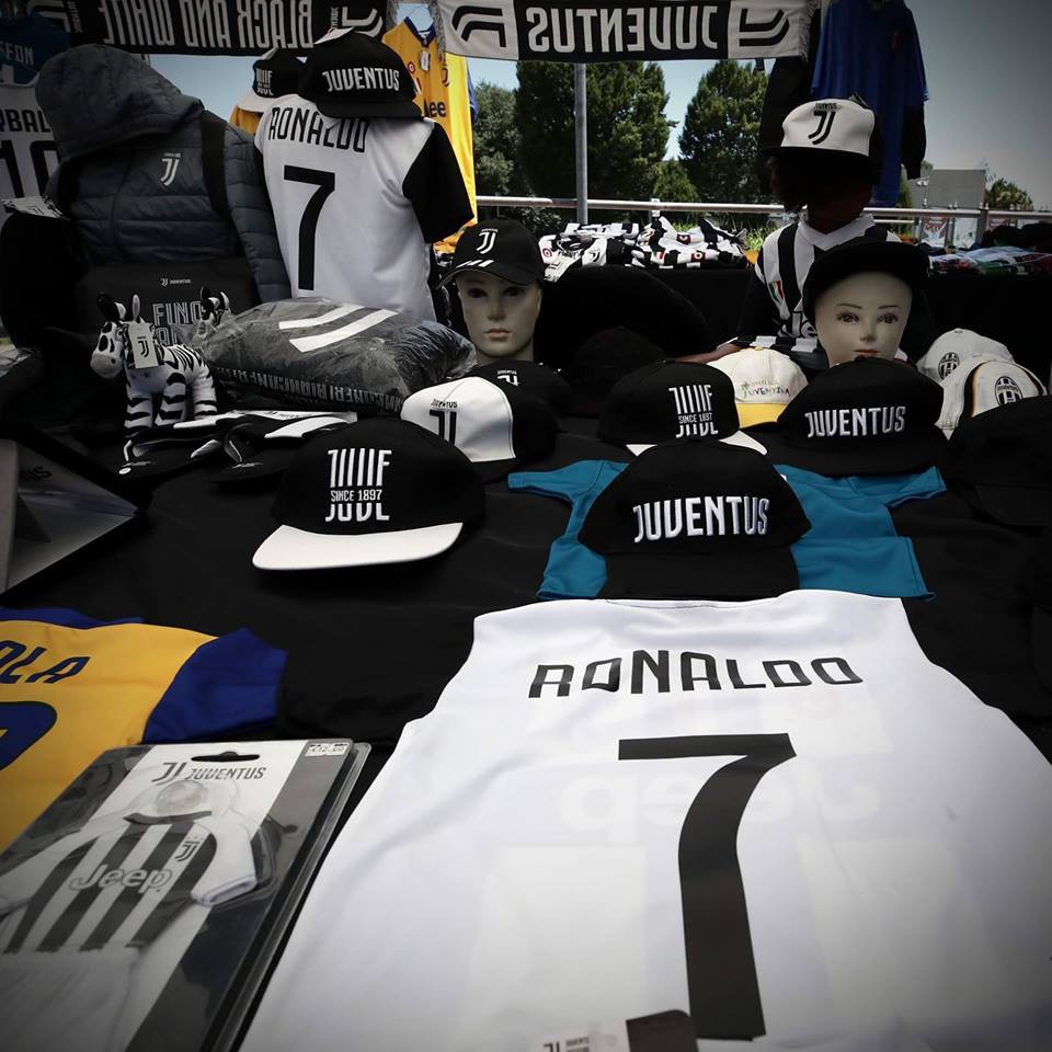 Áo đấu Juventus in tên Ronaldo bày bán rộng rãi ở Turin - Ảnh 4.