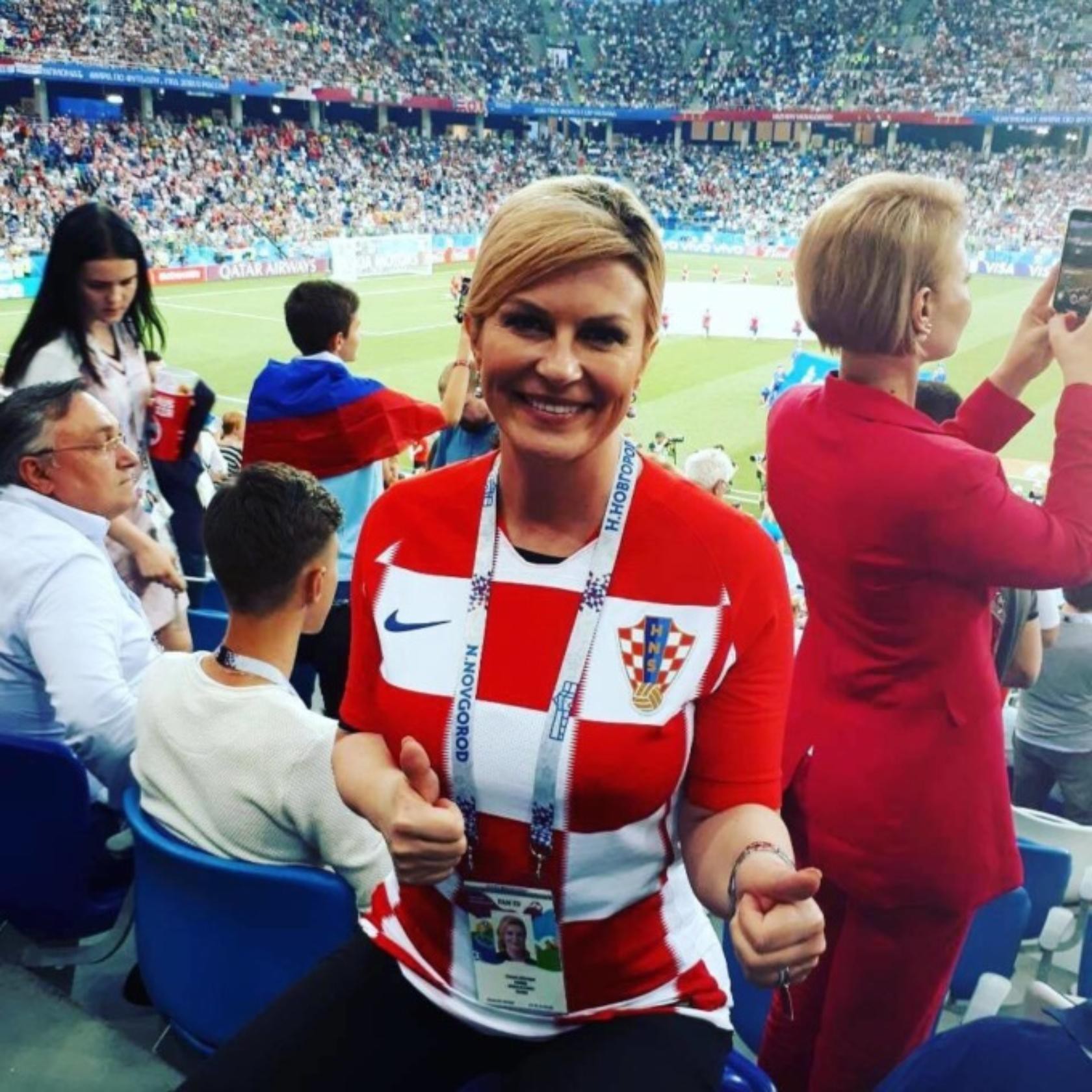 Nữ Tổng thống Croatia và những CĐV quyến rũ thắp sáng trận tứ kết cuối cùng của World Cup 2018 - Ảnh 2.