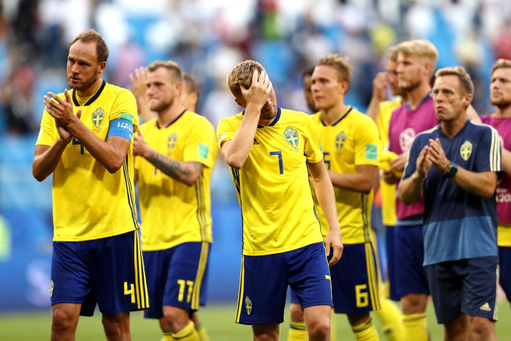 Cầu thủ Thụy Điển suy sụp, CĐV chết lặng trên khán đài sau trận thua Anh - Ảnh 13.