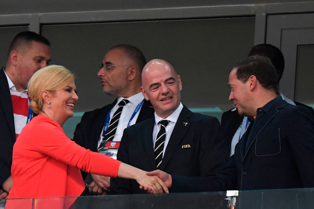 Nữ Tổng thống Croatia và những CĐV quyến rũ thắp sáng trận tứ kết cuối cùng của World Cup 2018 - Ảnh 1.