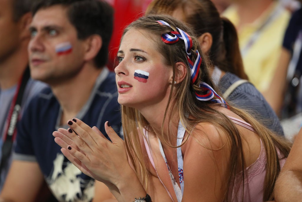 Nữ Tổng thống Croatia và những CĐV quyến rũ thắp sáng trận tứ kết cuối cùng của World Cup 2018 - Ảnh 5.