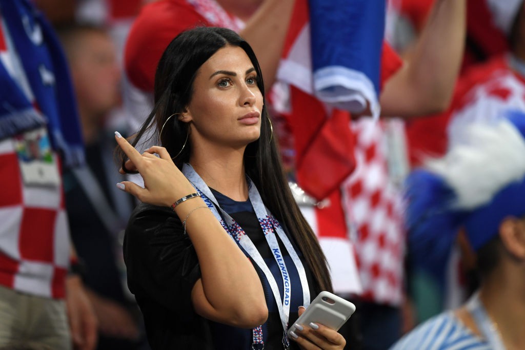 Nữ Tổng thống Croatia và những CĐV quyến rũ thắp sáng trận tứ kết cuối cùng của World Cup 2018 - Ảnh 12.