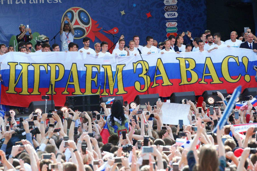 Hàng vạn fan tri ân tuyển Nga sau thành tích lịch sử tại World Cup 2018 - Ảnh 4.
