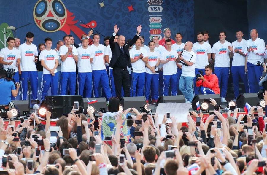 Hàng vạn fan tri ân tuyển Nga sau thành tích lịch sử tại World Cup 2018 - Ảnh 8.