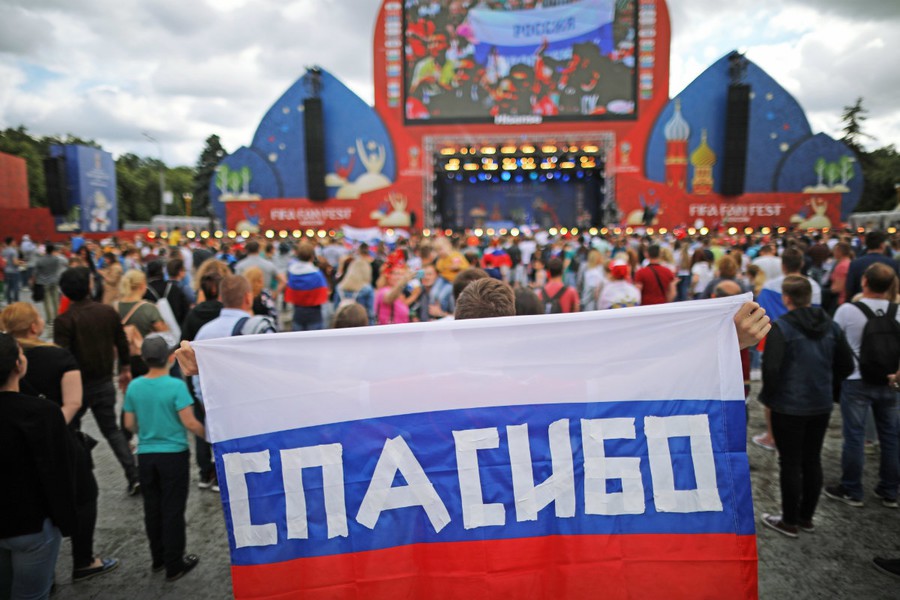 Hàng vạn fan tri ân tuyển Nga sau thành tích lịch sử tại World Cup 2018 - Ảnh 2.