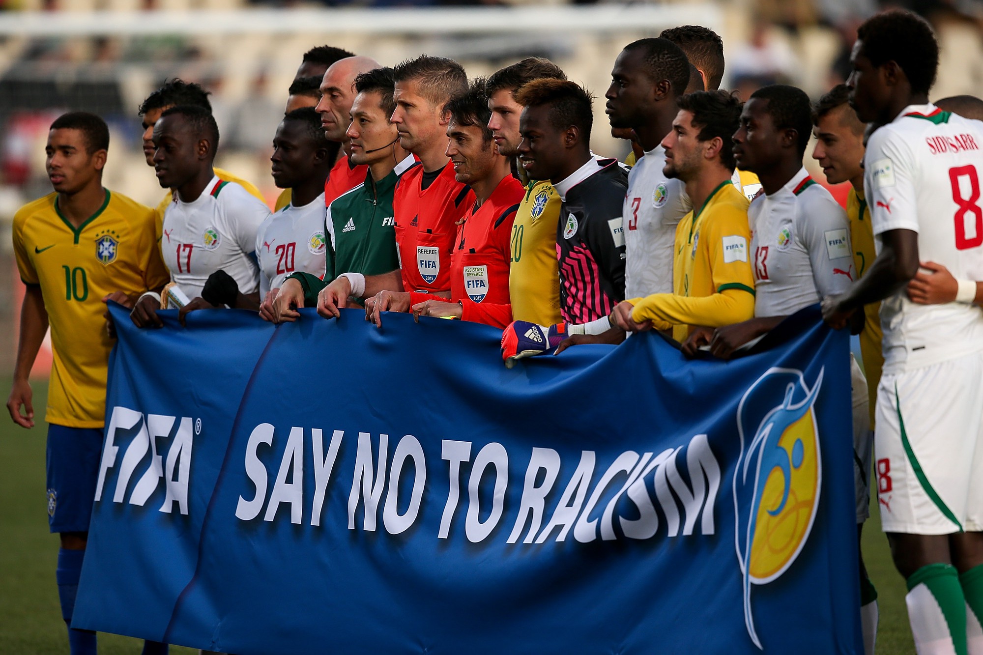 FIFA coi trọng tiền quảng cáo hơn mọi vấn đề ở World Cup? - Ảnh 1.
