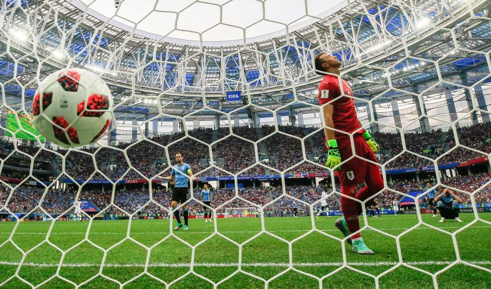 Thủ môn Uruguay mất liên tiếp hai người thân trước trận thua Pháp - Ảnh 1.