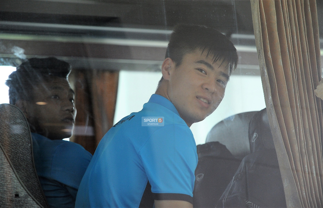 Khoảnh khắc đời thường của tuyển thủ Olympic Việt Nam trên xe buýt - Ảnh 9.