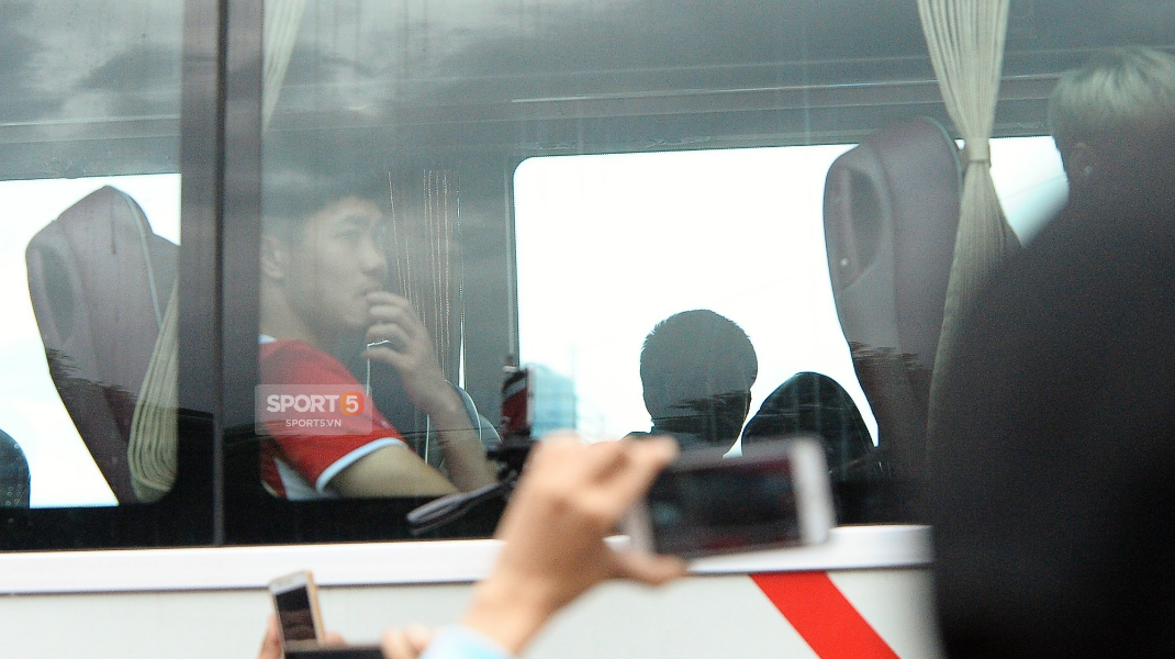 Khoảnh khắc đời thường của tuyển thủ Olympic Việt Nam trên xe buýt - Ảnh 7.