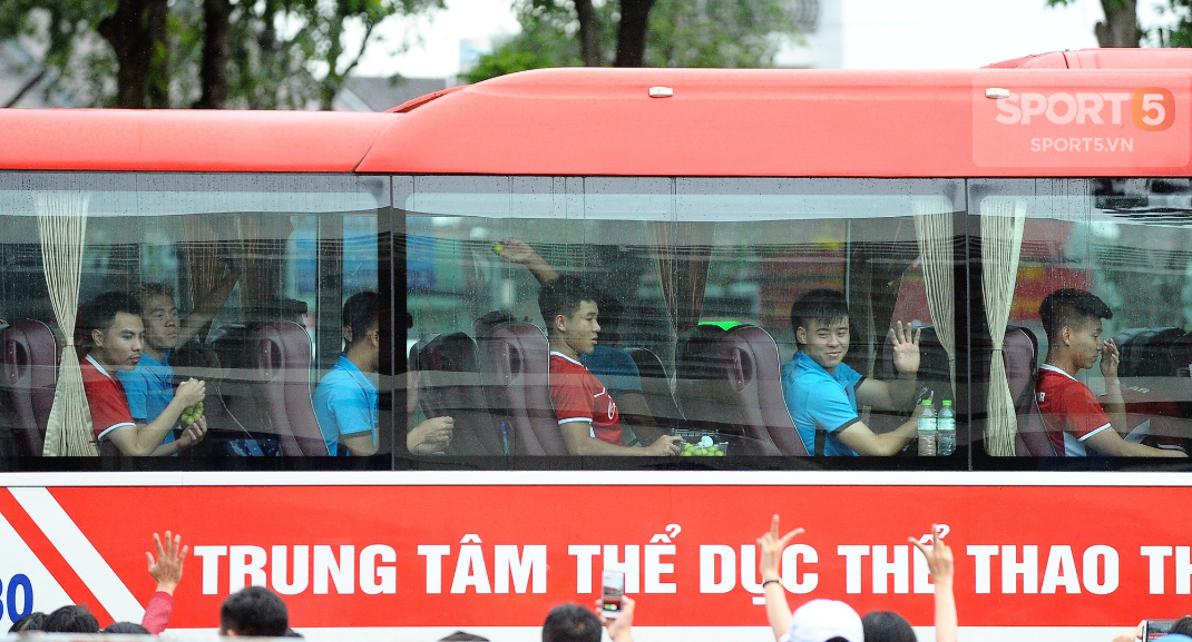 Khoảnh khắc đời thường của tuyển thủ Olympic Việt Nam trên xe buýt - Ảnh 11.