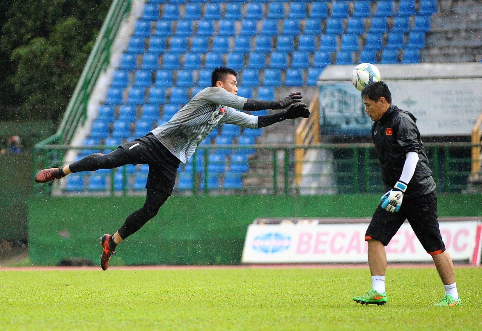 HLV Park Hang-seo làm ‘trợ lý’ cho Văn Toàn dưới cơn mưa - Ảnh 6.