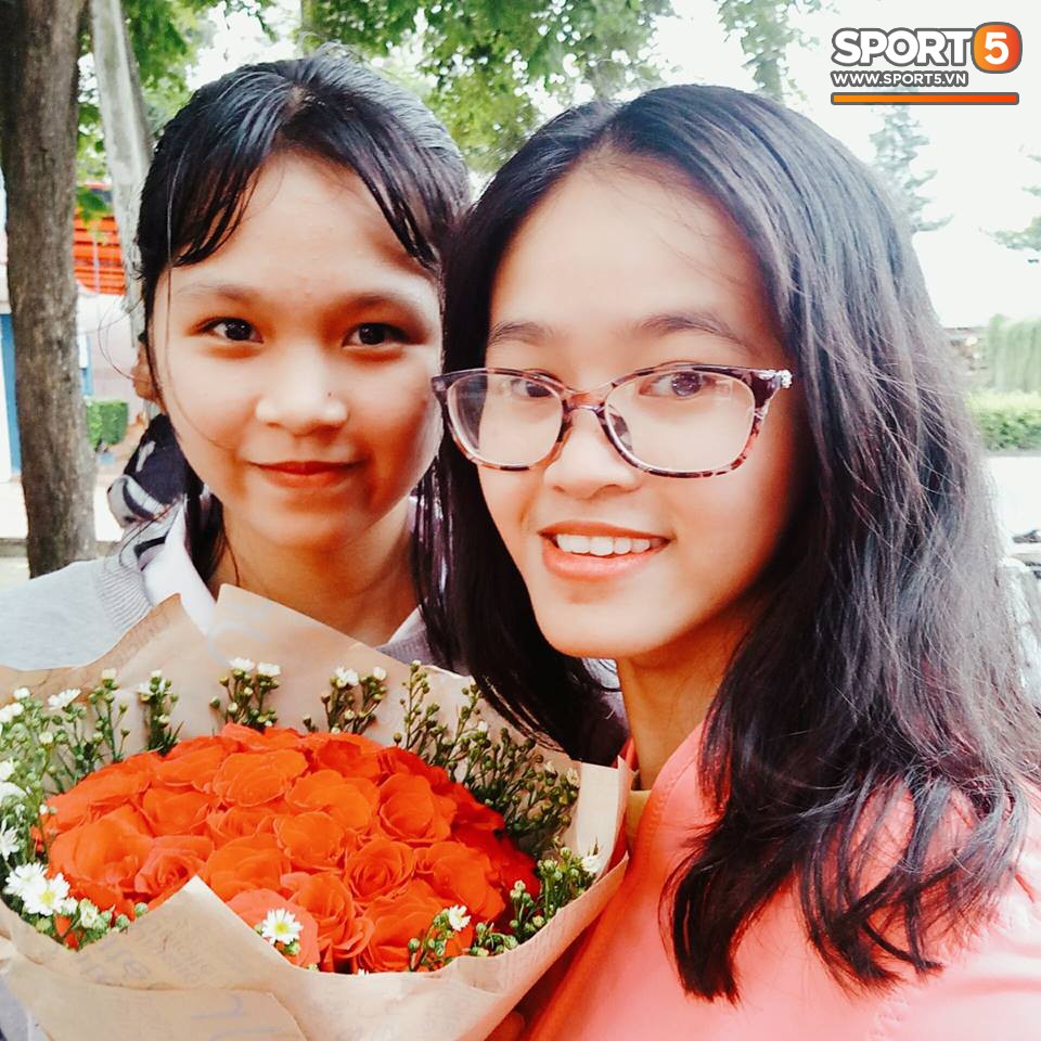 Fan nữ được trợ lý Olympic Việt Nam tặng hoa - Ảnh 1.