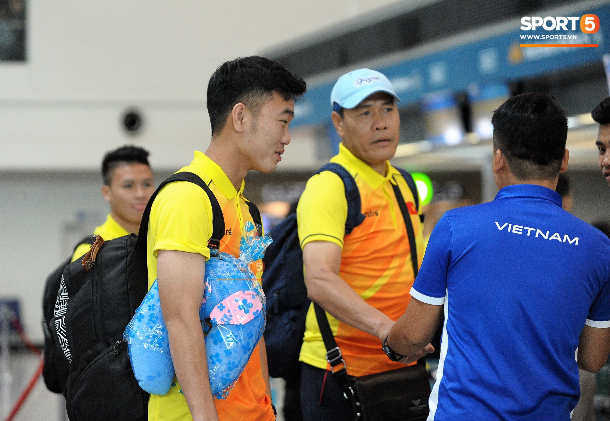 Những phụ kiện không thể tách rời các cầu thủ Olympic Việt Nam ở sân bay - Ảnh 2.