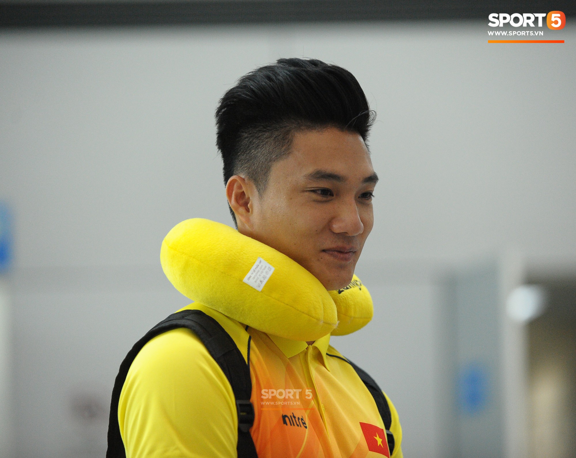 Những phụ kiện không thể tách rời các cầu thủ Olympic Việt Nam ở sân bay - Ảnh 4.