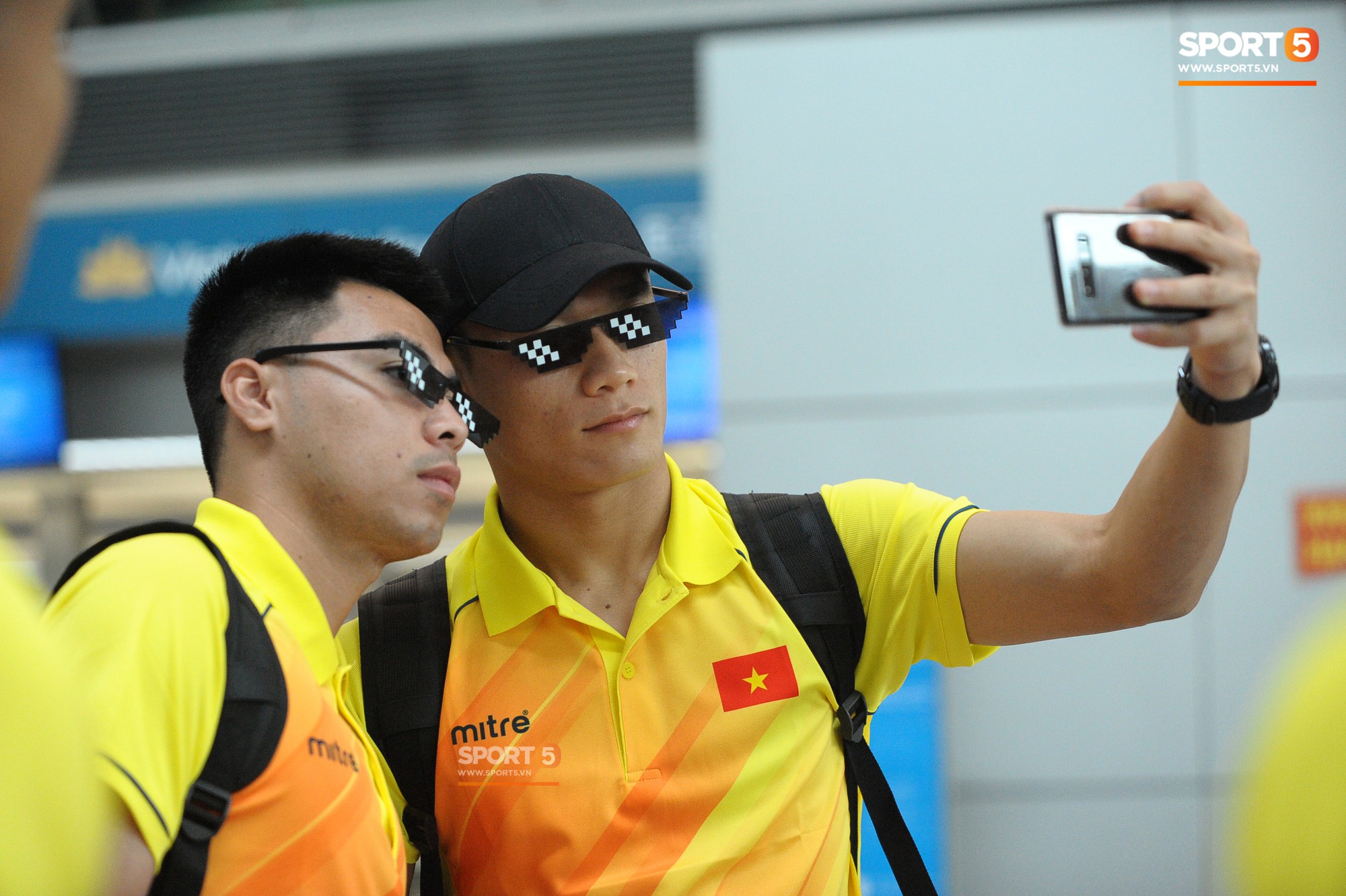Những phụ kiện không thể tách rời các cầu thủ Olympic Việt Nam ở sân bay - Ảnh 1.