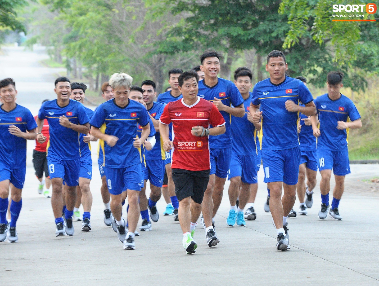 Những thiệt thòi của thủ môn U23 Việt Nam khi tập ở sân bê tông - Ảnh 6.