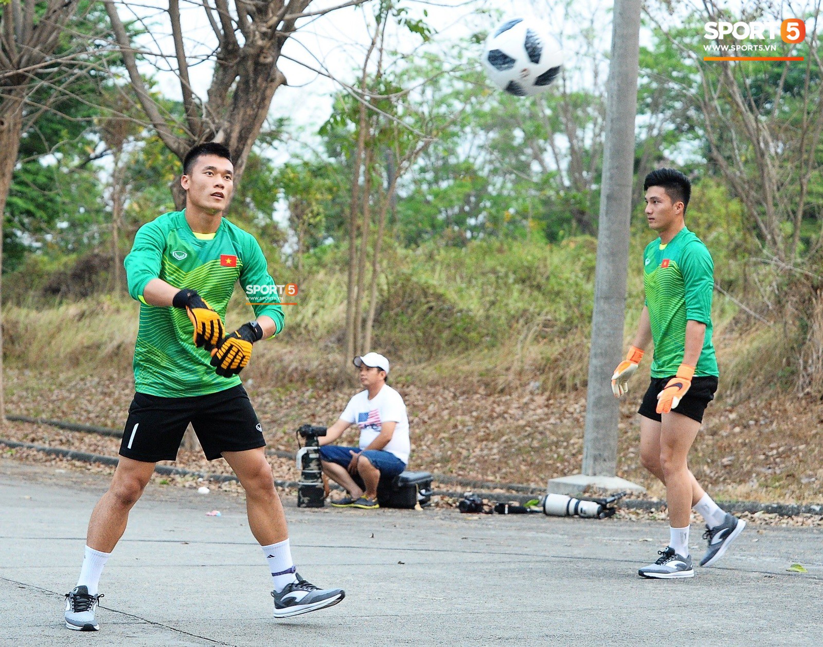 Những thiệt thòi của thủ môn U23 Việt Nam khi tập ở sân bê tông - Ảnh 1.