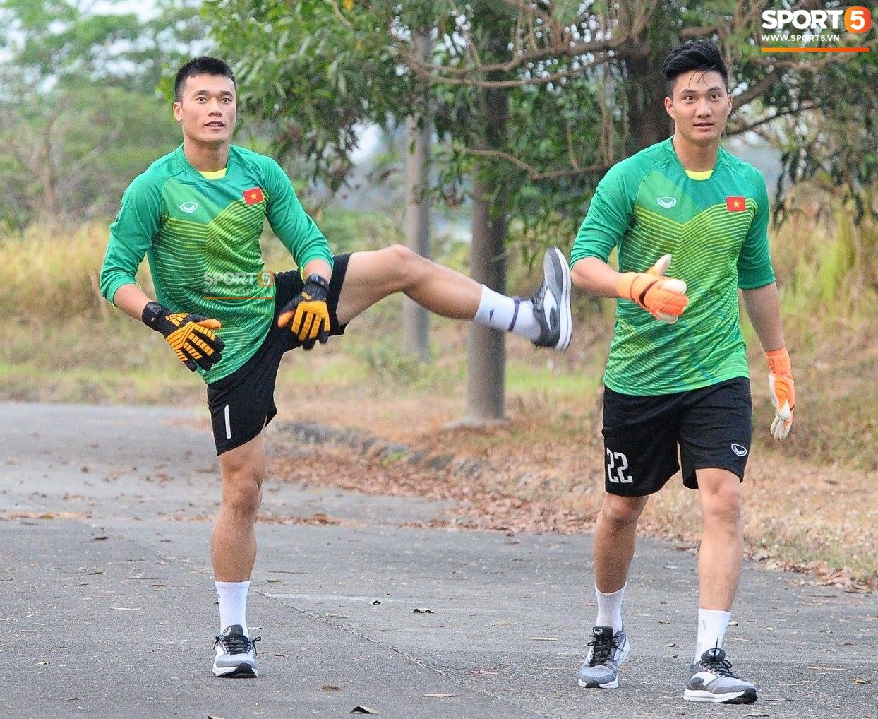 Những thiệt thòi của thủ môn U23 Việt Nam khi tập ở sân bê tông - Ảnh 4.