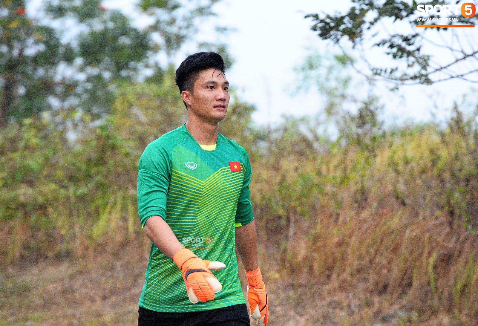 Những thiệt thòi của thủ môn U23 Việt Nam khi tập ở sân bê tông - Ảnh 5.
