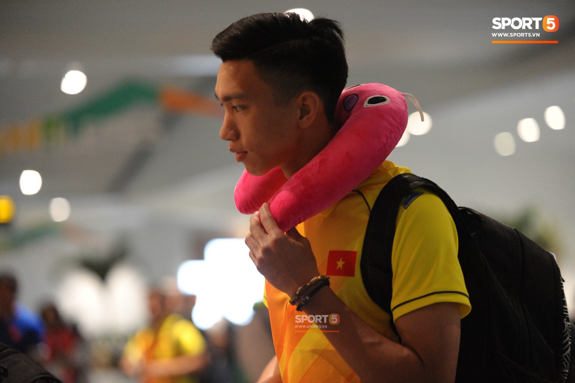 Những phụ kiện không thể tách rời các cầu thủ Olympic Việt Nam ở sân bay - Ảnh 3.
