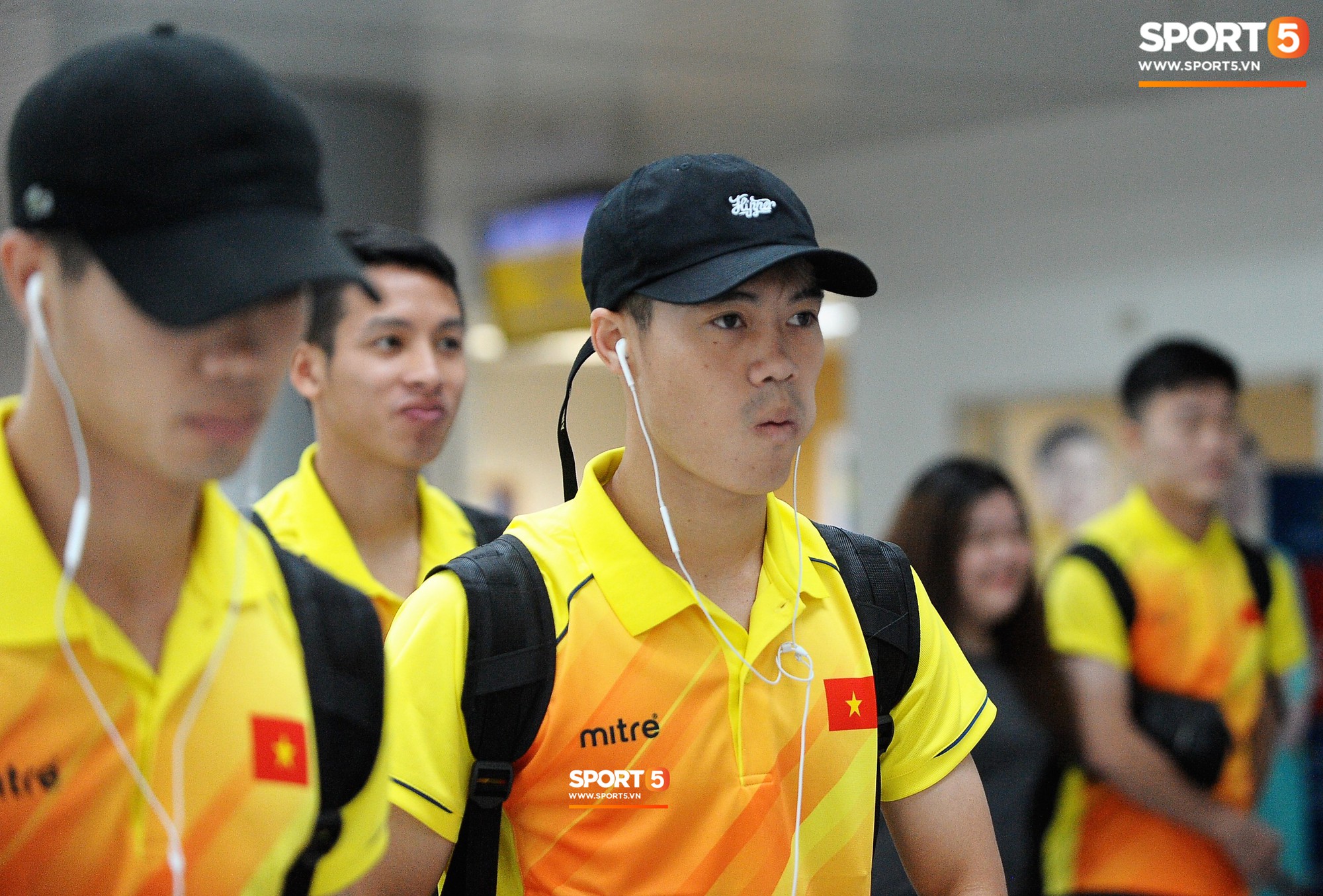 Những phụ kiện không thể tách rời các cầu thủ Olympic Việt Nam ở sân bay - Ảnh 5.