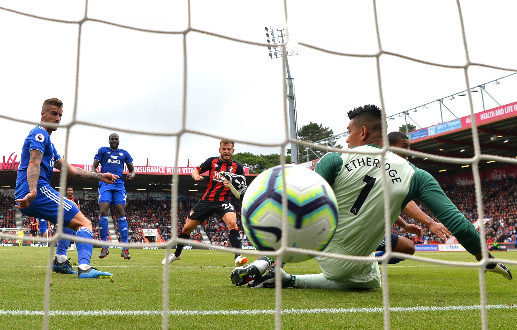 Thủ môn Philippines làm điều chưa cầu thủ ĐNA nào làm được tại Premier League - Ảnh 6.