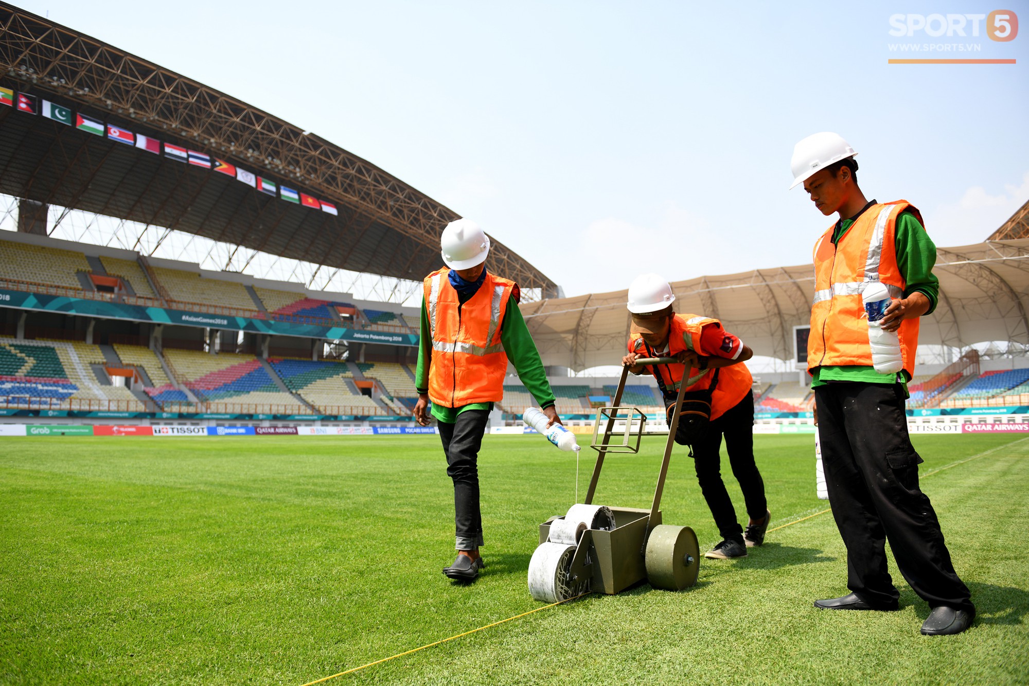 Chủ nhà Indonesia tân trang sân thi đấu của đội tuyển Olympic Việt Nam tại vòng bảng ASIAD 2018 - Ảnh 10.