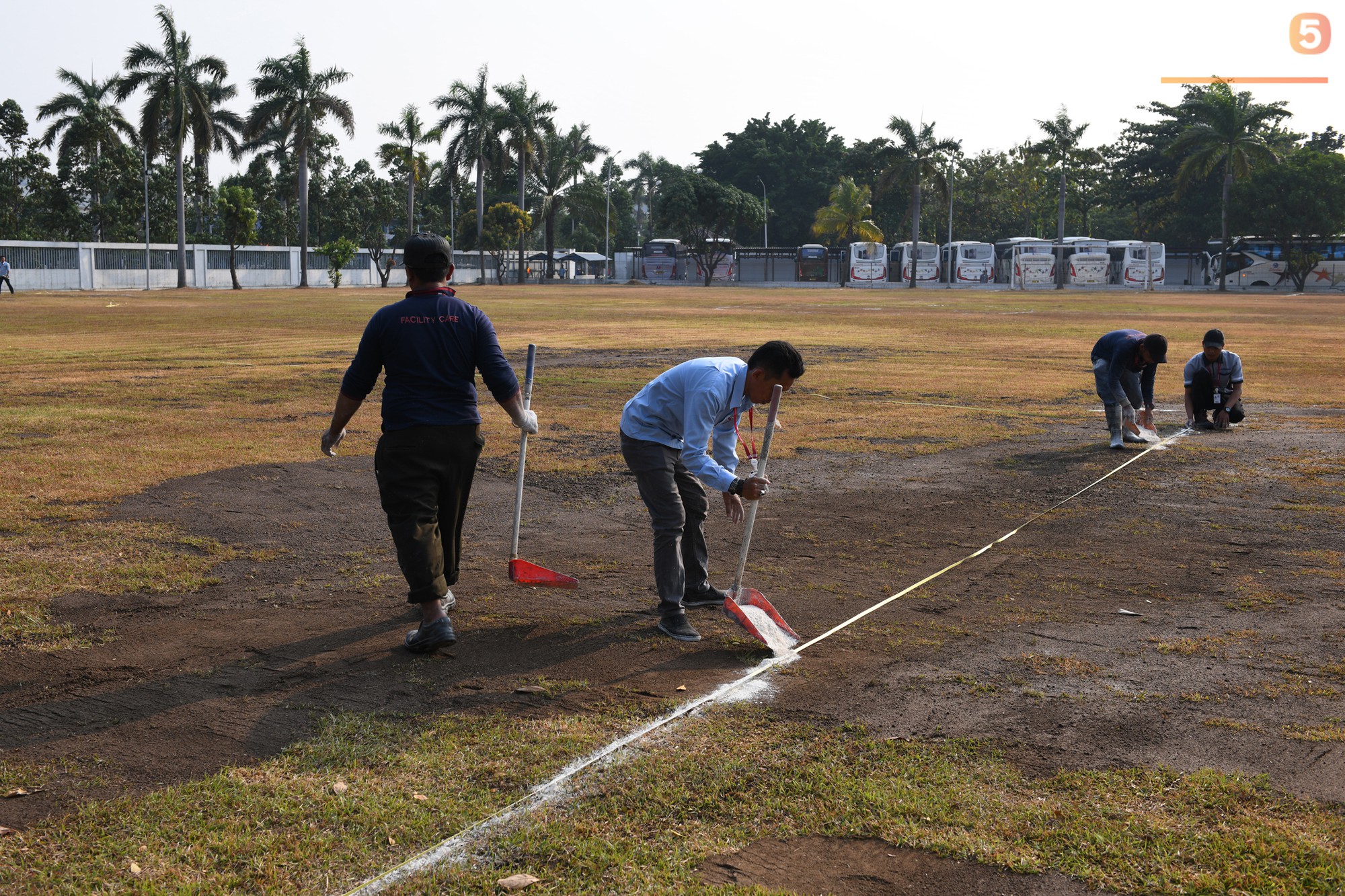 Olympic Việt Nam tập trên mặt sân xấu như ruộng cày - Ảnh 7.