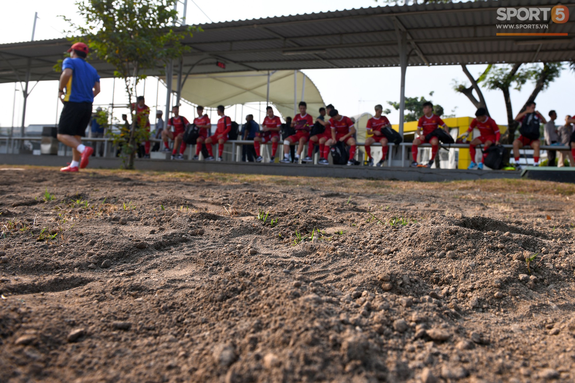 Olympic Việt Nam tập trên mặt sân xấu như ruộng cày - Ảnh 9.