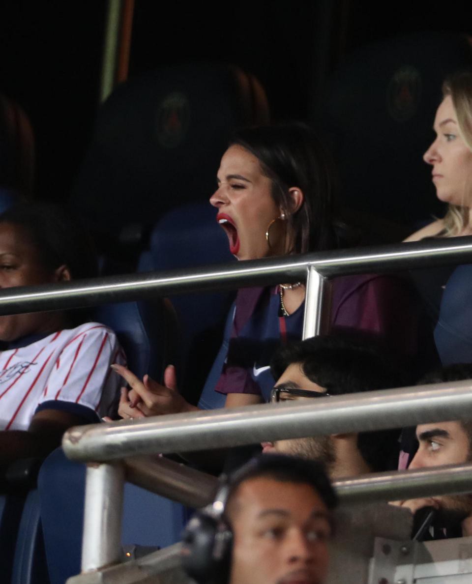 Hot girl hàng đầu Brazil ngáp ngắn ngáp dài khi đến xem Neymar thi đấu - Ảnh 4.