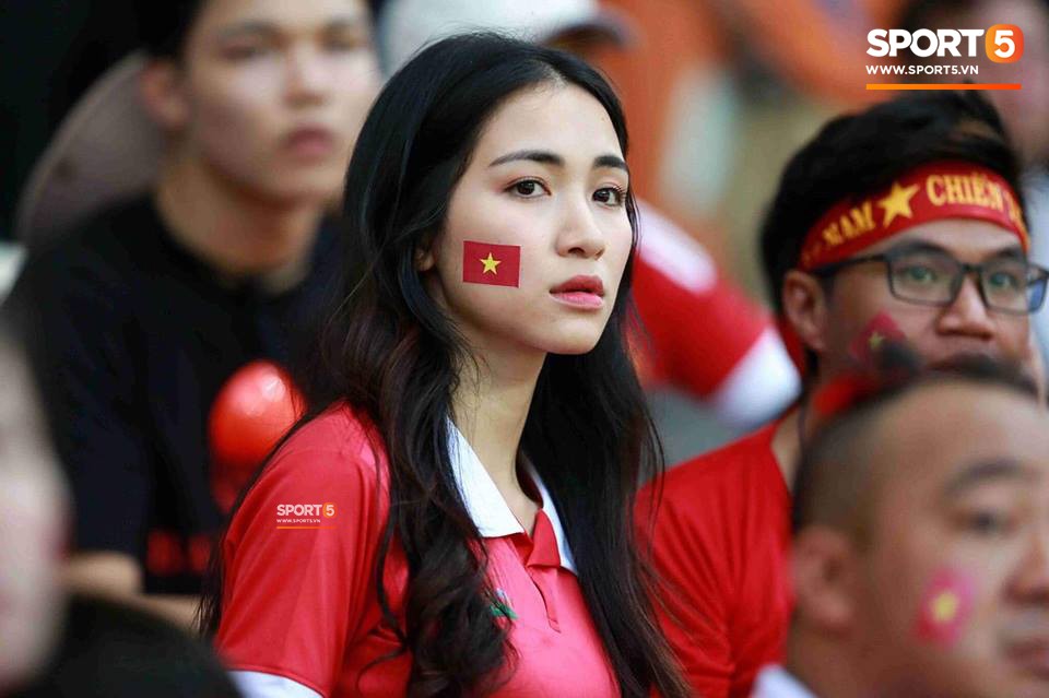Hòa Minzy vui sướng, cổ vũ hết mình trong ngày Olympic Việt Nam thắng trận - Ảnh 2.