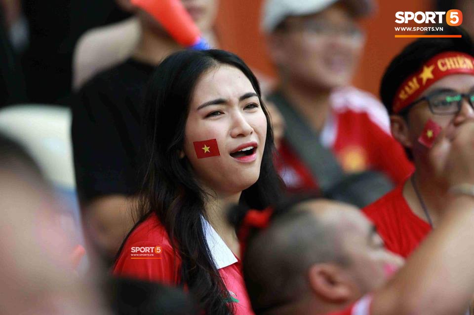 Hòa Minzy vui sướng, cổ vũ hết mình trong ngày Olympic Việt Nam thắng trận - Ảnh 4.
