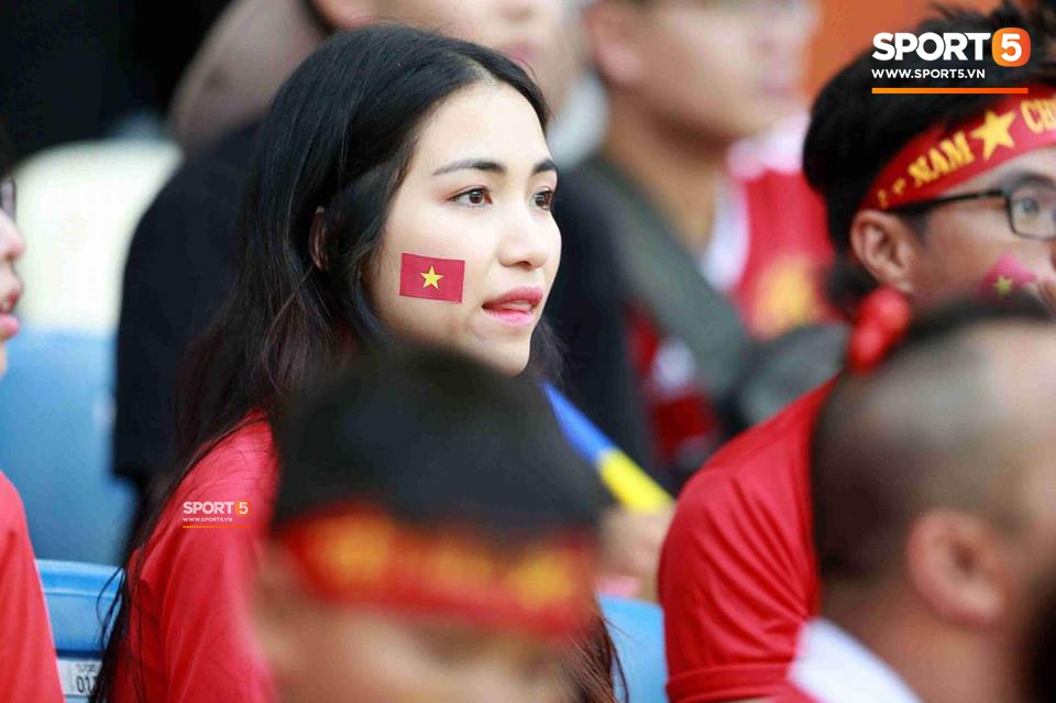 Hòa Minzy vui sướng, cổ vũ hết mình trong ngày Olympic Việt Nam thắng trận - Ảnh 3.
