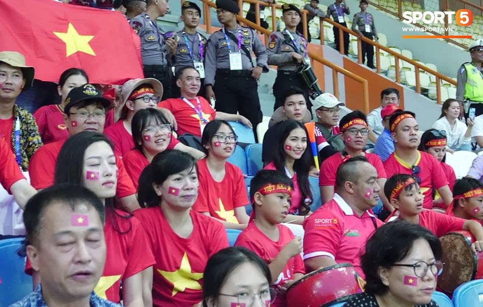 Hòa Minzy vui sướng, cổ vũ hết mình trong ngày Olympic Việt Nam thắng trận - Ảnh 6.