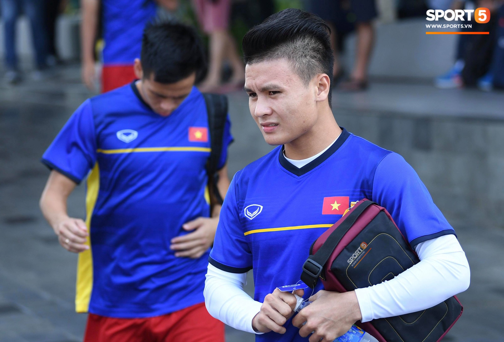 Đội tuyển Olympic Việt Nam thoải mái trước giờ tập luyện - Ảnh 1.