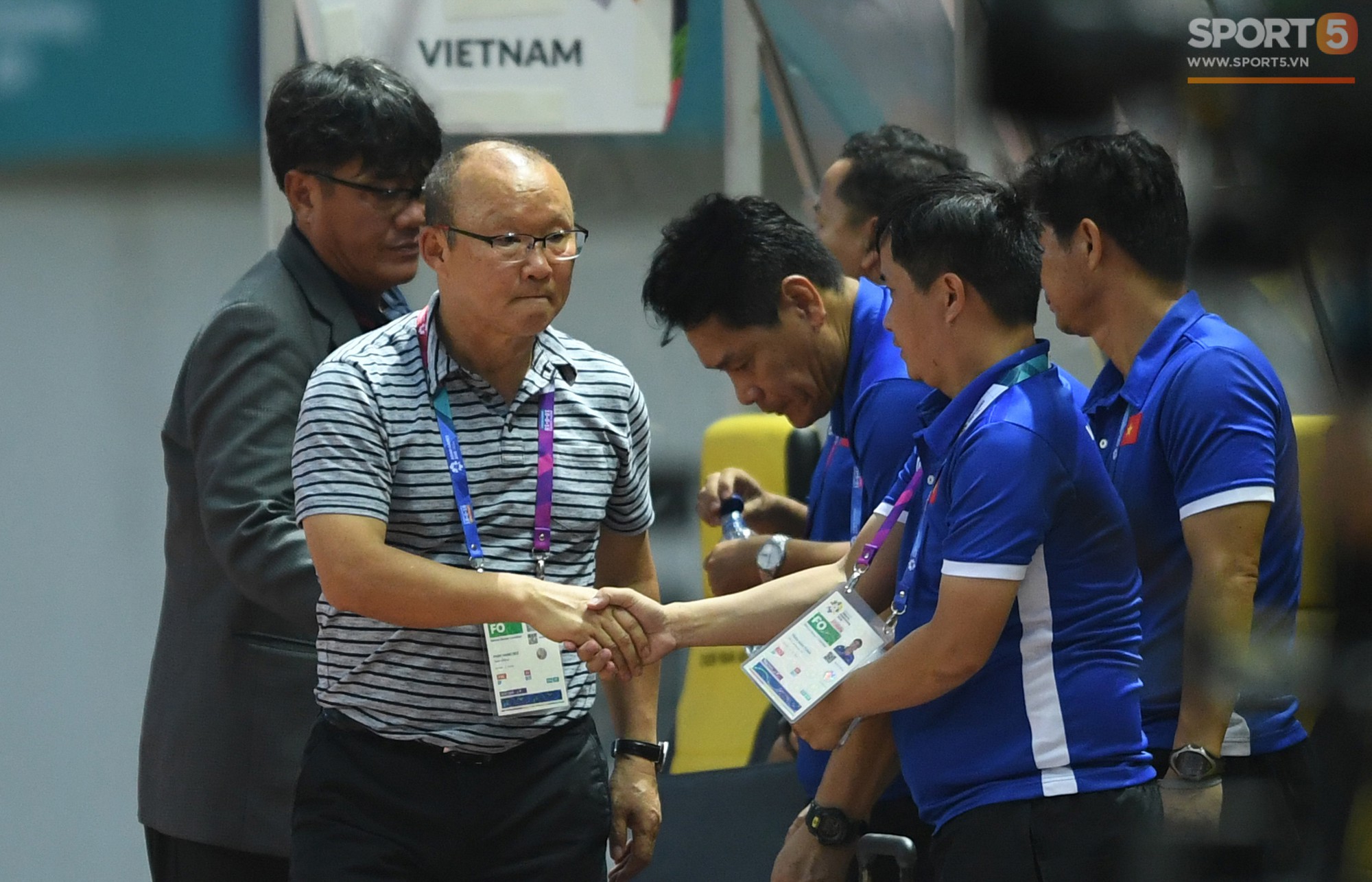 HLV Park Hang-seo bắt tay từng cầu thủ, cười tươi sau chiến thắng 3 sao trước Olympic Pakistan - Ảnh 4.