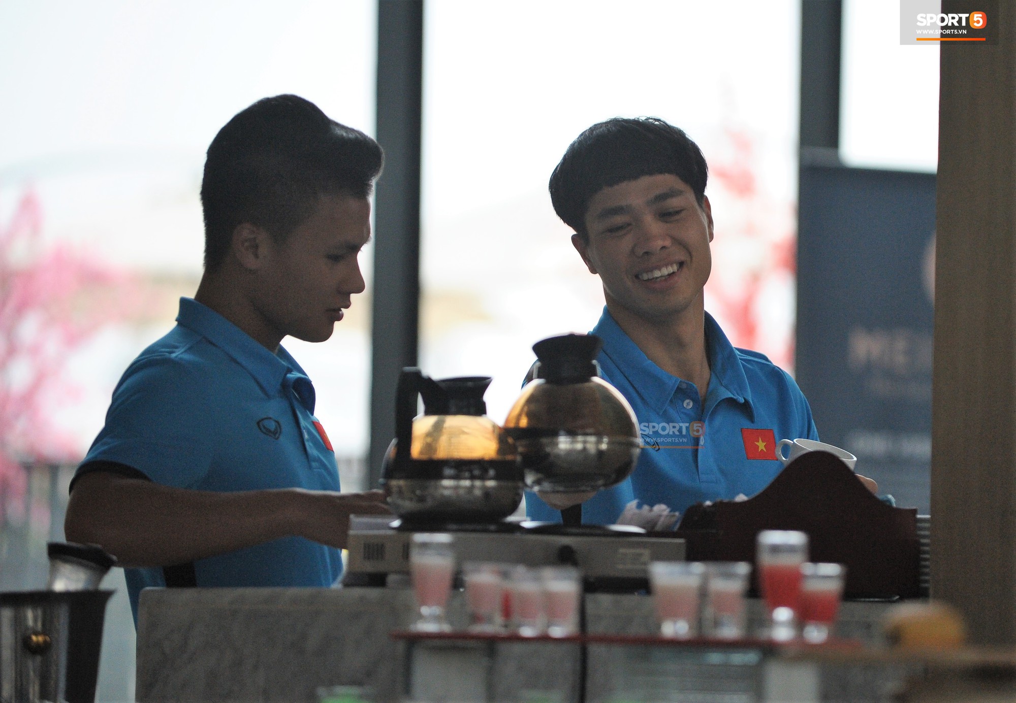 Công Phượng rủ Quang Hải nhâm nhi cafe bàn chiến sự trước trận gặp Nepal - Ảnh 2.