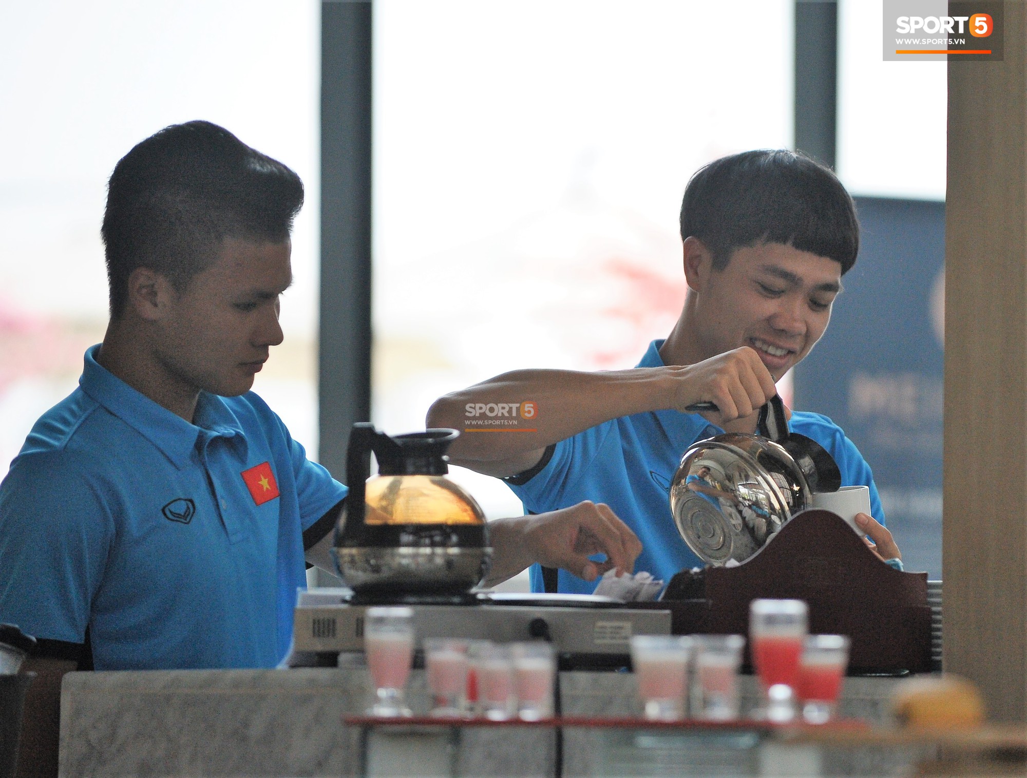 Công Phượng rủ Quang Hải nhâm nhi cafe bàn chiến sự trước trận gặp Nepal - Ảnh 1.