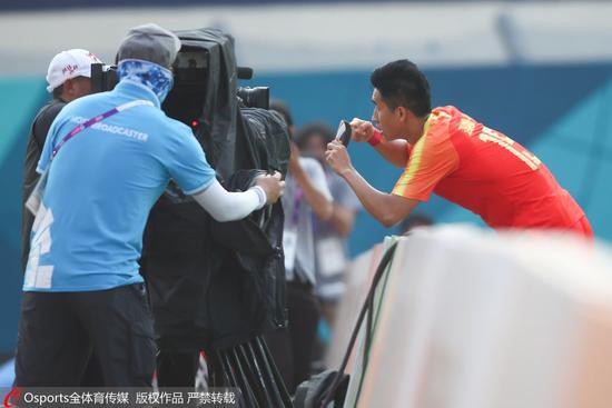 Ghi bàn ở ASIAD, cầu thủ Trung Quốc có màn ăn mừng gây xúc động - Ảnh 1.