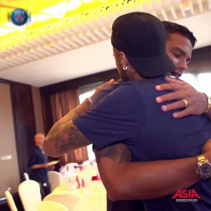 Neymar ôm chặt thầy mới và đồng đội khi hội quân với PSG ở Thâm Quyến - Ảnh 2.