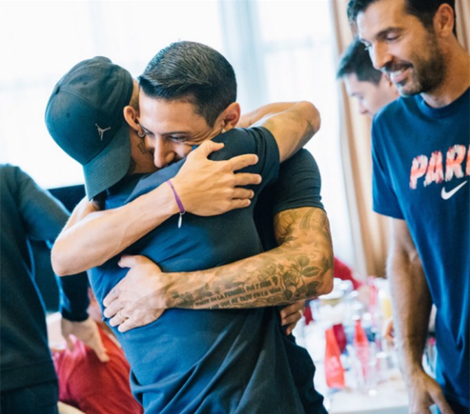 Neymar ôm chặt thầy mới và đồng đội khi hội quân với PSG ở Thâm Quyến - Ảnh 5.