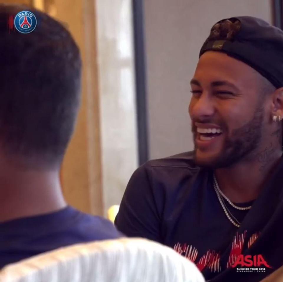 Neymar ôm chặt thầy mới và đồng đội khi hội quân với PSG ở Thâm Quyến - Ảnh 7.