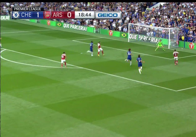 Sao trẻ Arsenal điên tiết, quỳ lạy và đấm liên tục xuống sân vì pha dứt điểm cẩu thả của đồng đội - Ảnh 1.