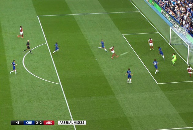 Sao trẻ Arsenal điên tiết, quỳ lạy và đấm liên tục xuống sân vì pha dứt điểm cẩu thả của đồng đội - Ảnh 3.