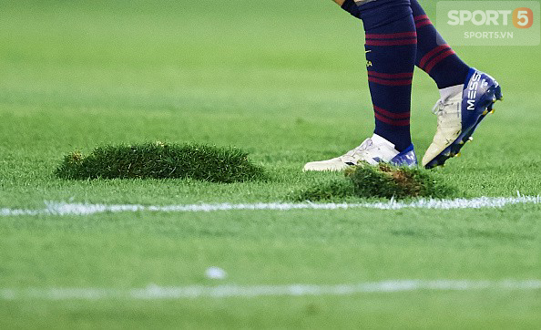 Đối thủ biến mặt sân thành ruộng khoai để phá lối chơi của Barca - Ảnh 2.