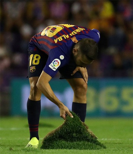 Đối thủ biến mặt sân thành ruộng khoai để phá lối chơi của Barca - Ảnh 8.