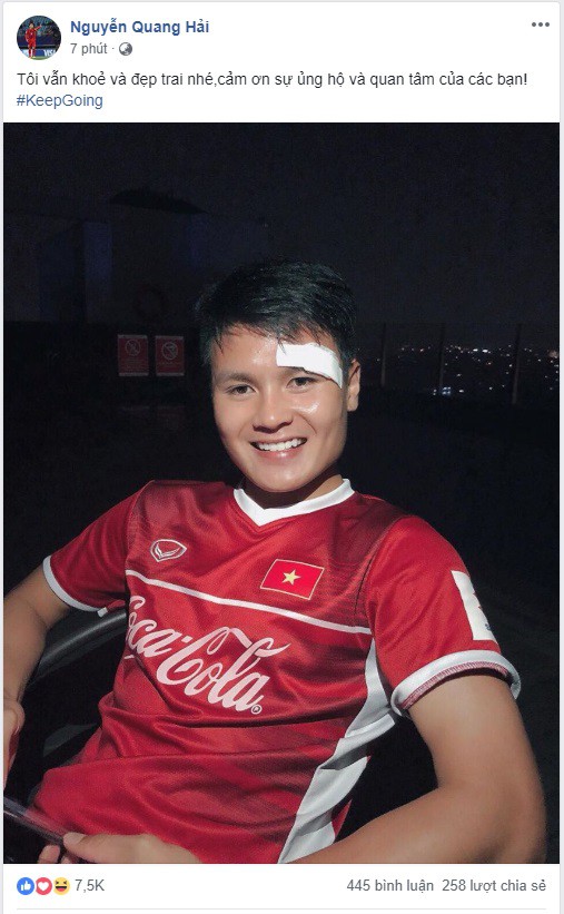 Đây là hình ảnh cầu thủ Việt Nam Nguyễn Quang Hải vô cùng dễ thương. Nét đẹp trai của anh chàng sẽ khiến bạn không thể rời mắt khỏi bức hình này.